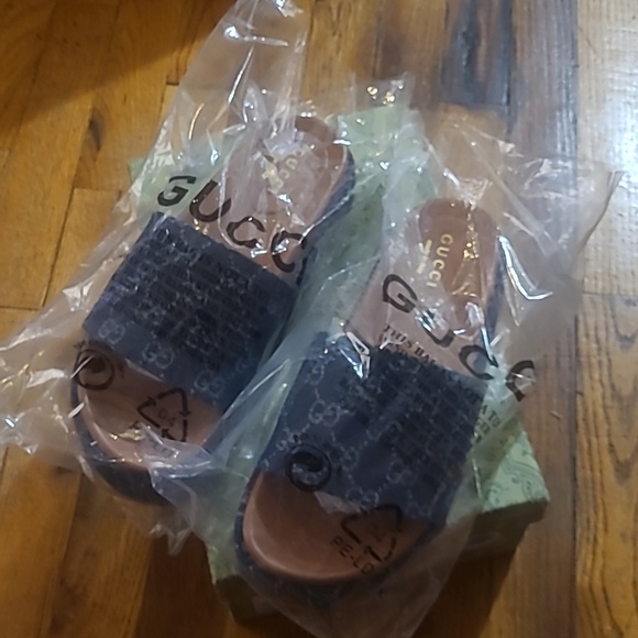 Gucci Denim GG Slide Sandals in Navy and Brown - Picture 6 of 6